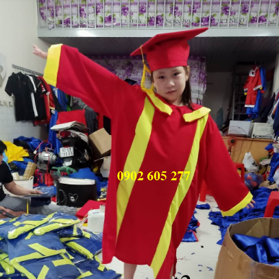 Mặc áo đồng phục tốt nghiệp trong ngày ra trường – công ty QUÝ AN