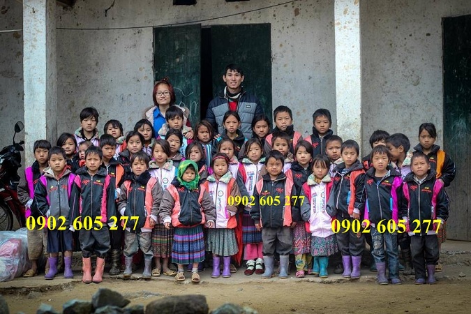 Trao áo ấm từ thiện cho học sinh nghèo ở trường học